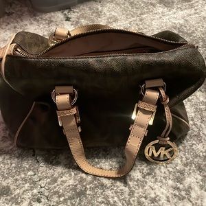 Great preowned condition authentic Michael Kors bag